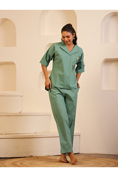 Sanskrutihomes By Styli طقم بيجاما وقميص مطرز باللون الأخضر للنساء