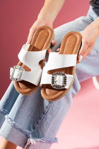 FUGA MODA Fengi White Asymmetric Cut Single Buckle Slippers