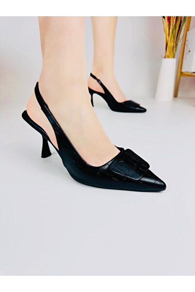 Efulia LASTİK BANT DETAYLI SİYAH RAHAT KALIP KADIN KLASİK TOPUKLU AYAKKABI (topuk boyu 7cm)