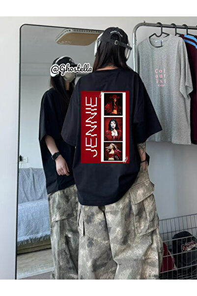 Minga London تيشيرت أسود للجنسين مطبوع باللون الأحمر من Jennie - Ghostella