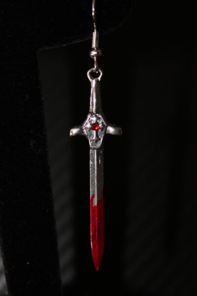 Mournbelle Gotik Red Benediction Kanlı Kılıç ve Haç Detaylı Küpe