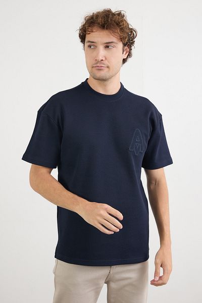Fulla Moda Ένα κεντημένο μπλουζάκι με λαιμόκοψη