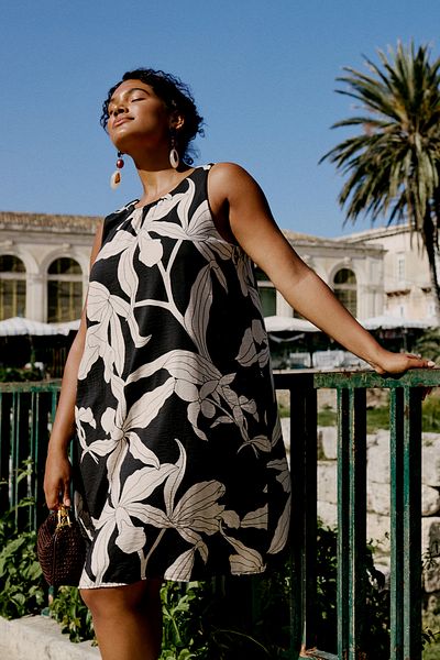 Trendyol Curve Black-White Floral Sleeveless Shift Mini Plus Size Dress Tbbss25Ah00070