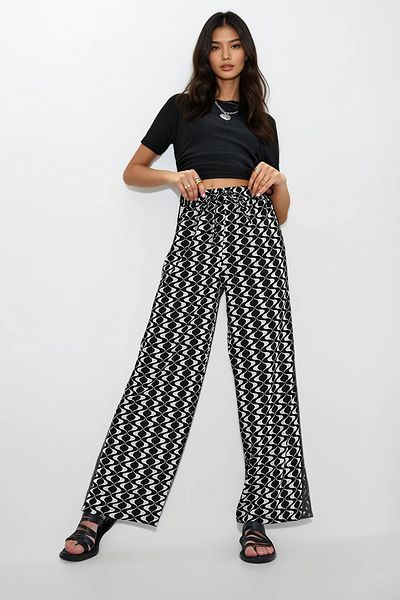Trend Alaçatı Stili Women's Black Ecru Patterned Relaxed Cut Woven Trousers ALC-X6528