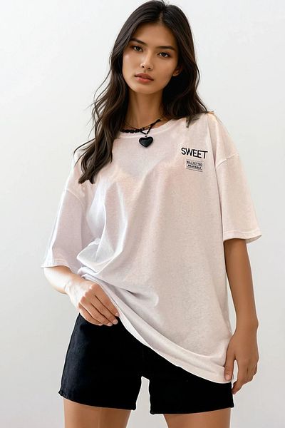Trend Alaçatı Stili Bílé vyšívané oversize unisex tričko s výstřihem ALC-X12328