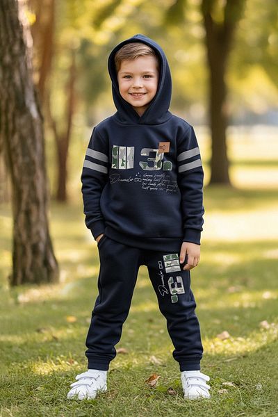 TRENDYOLKIDS Костюм для хлопчиків темно-синій Сезонний костюм Orme з тонким капюшоном і принтом зі слоганом TKDAW25AU00082