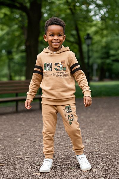 TRENDYOLKIDS Fiú bézs szezonális öltöny - vékony kapucnis, szlogen nyomtatva Tkdaw25au00082