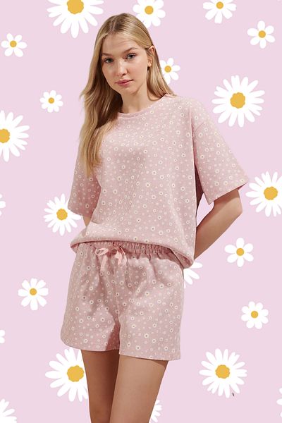 Trendyol Collection Σετ πιτζάμες με ροζ σορτς μαργαρίτα με μοτίβο βάφλας - THMSS25PT00217