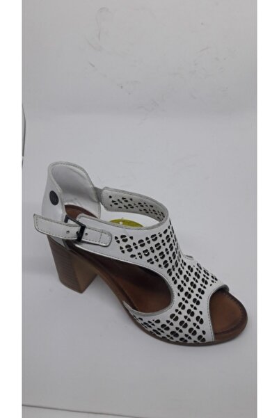 Mammamia الصنادل البيضاء للمرأة