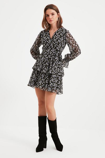 Trendyol Collection Schwarzes Webkleid mit V-Ausschnitt TWOAW22EL0682