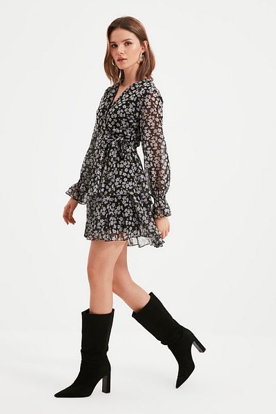 Trendyol Collection Schwarzes Webkleid mit V-Ausschnitt TWOAW22EL0682