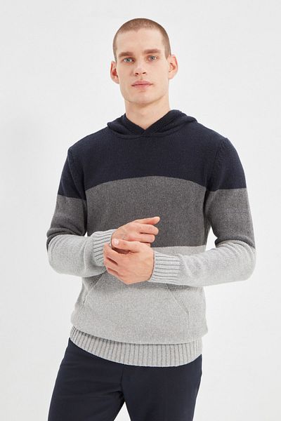 Trendyol Collection Marineblauer Wollstrickpullover mit Kapuze und normaler Passform TMNAW22KZ0822