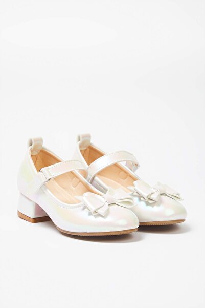 TRENDYOL SHOES Lesklé špinavě bílé Mary Jane kotníkové dívčí dětské baleríny na mini podpatku TAKSS25BE00052