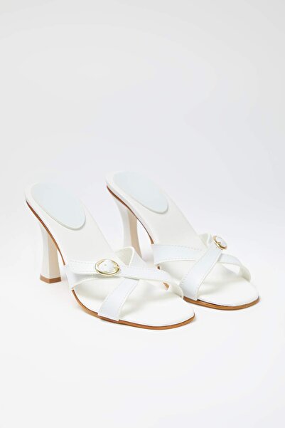 TRENDYOL SHOES Weiße goldene Schnalle mit quadratischer Zehenpartie für Damen mit Absatz TAKSS25TO00035