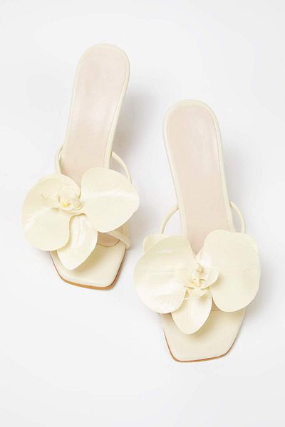 TRENDYOL SHOES Off-White Floral Detaillierte Damen-Hausschuhe mit schmalem Absatz und quadratischer Zehenpartie TAKSS25TO00106