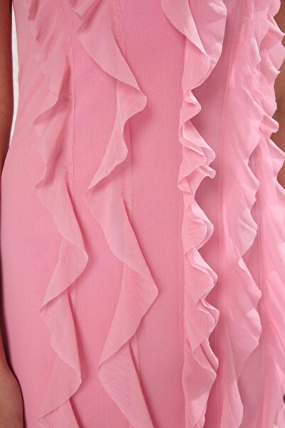 Trendyol Collection Περιορισμένης έκδοσης Ροζ βολάν με επένδυση από τούλι βραδινό φόρεμα αποφοίτησης TPRSS25AE00063