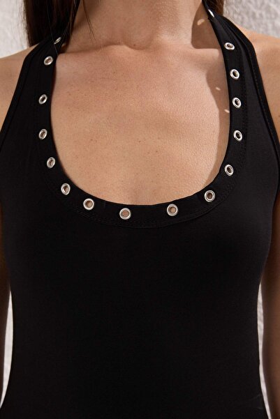 Trendyol Collection Černá pletená halenka s výstřihem a detailním výstřihem TWOSS25BZ00575