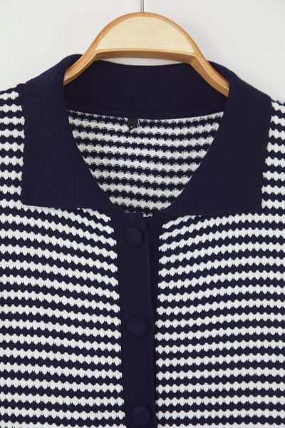 Trendyol Curve Marineblaue gestreifte Strickbluse mit Polokragen TBBSS25AF00115