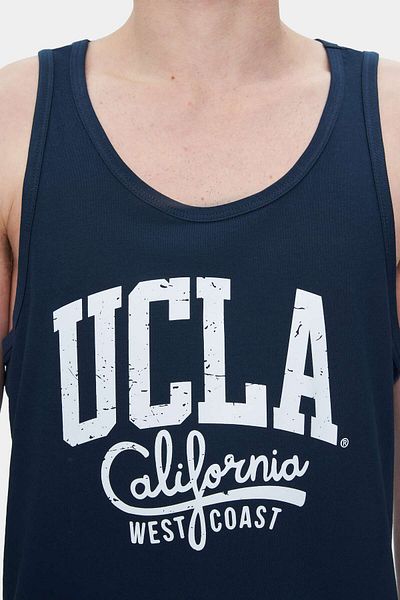 UCLA تي شيرت رجالي مطبوع بأكمام طويلة باللون الأزرق الداكن من Pebble