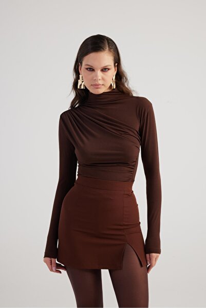 HOLLY LOLLY Rolák Hnědá blůza Fables - Detailní závěs