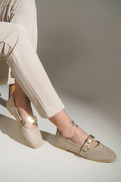 lovitto Women's Accessory Detailed Suede Ecru Ballerinas