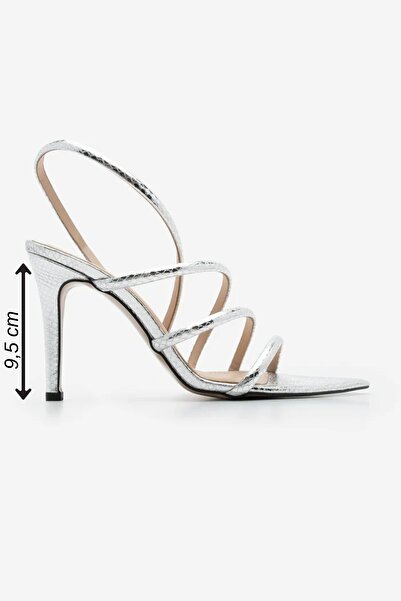 Marjin Stříbrné dámské sandály na podpatku Cerona – špičatá špička a pásek kolem kotníku