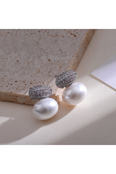 Choice أقراط أذن فضية اللون من Uilz Fashion بتصميم بيضاوي من اللؤلؤ الصناعي للنساء بتصميم هندسي أنيق مرصع بالزركونيا المكعبة