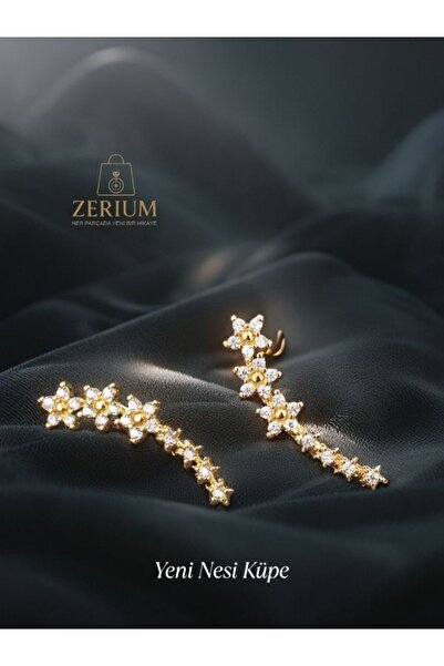ZERİUM Taşlı Çiçek Elegansı – Modern ve Şık Kadın Çelik Küpe - Altın Renk