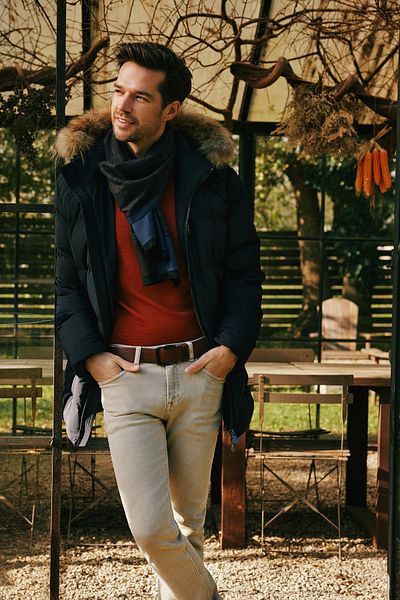 Avva Ανδρικό μπουφάν Navy Blue Puffer με φτερό χήνας Αδιάβροχο και αντιανεμικό κουκούλα με εξάρθρωση και κολάρο γούνας