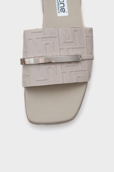 Capone Outfitters Γυναικείες παντόφλες Mame Blunt Toe Comfort με κοντό τακούνι με μεταλλικά αξεσουάρ