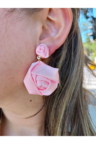 mos&more 1 Pair of Stylish Gold Tone Heart & Pink Rose Dangle Earrings