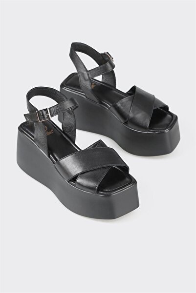 Elle Shoes Siyah Deri Kadın Dolgu Topuk Sandalet