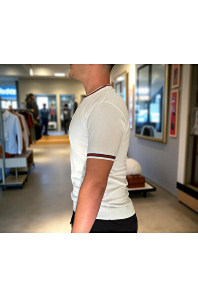 MODA Ανδρικό μπλουζάκι με κοντό μανίκι με λεπτή εφαρμογή πλεκτού υφάσματος με λαιμόκοψη ποδηλατικού τύπου - Χρώμα για τον λαιμό και τις μανσέτες των μανικιών