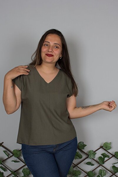 Truva XXL Μπλούζα Tiril Tiril Khaki με λαιμόκοψη σε σχήμα V από μεταξωτό κρεπ – Η συνάντηση της κομψότητας και της άνεσης