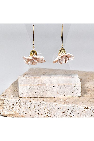 NARRU NARRU earrings, handmade, flower chandelier, white and gold Teona 03