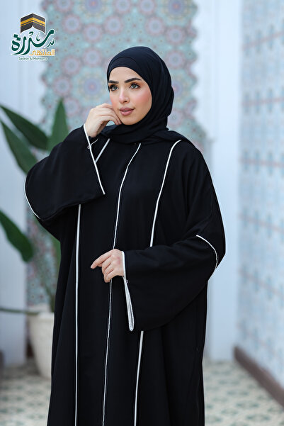 NON عباية سوادء مع خطوط بيضاء مميزة مصنوعة من الكريب لاطلالة مميزة