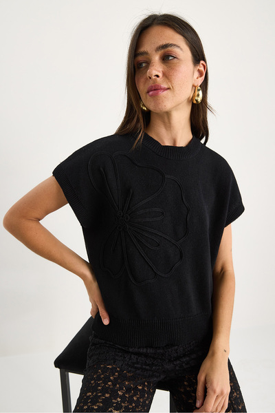 Bianco Lucci Women's Three-Dimensional Flower Embroidered Loose Sweater 20258013