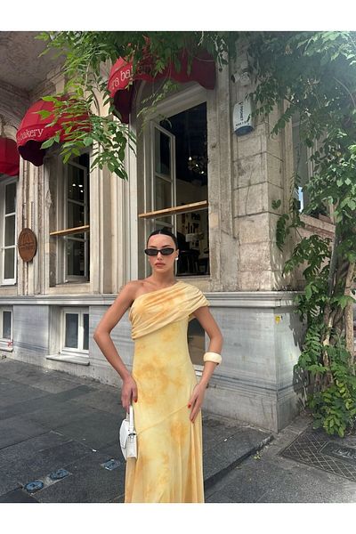 Hotfashion فستان بكتف واحد وثنيات