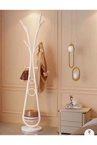 Un علاقة ملابس مودرن بتصميم فني أنيق وقاعدة تخزين عملية