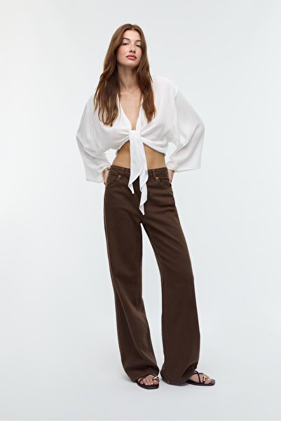 Stradivarius بلوزة متدفقة مع تفاصيل عقدة