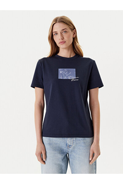 Calvin Klein Kadın Regular Fit Göğüste Baskı Desenli Yuvarlak Yakalı %100 Pam...