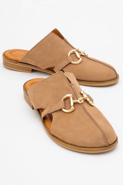 LuviShoes Γυναικείες παντόφλες FAVOR Μπεζ αγκράφα από γνήσιο δέρμα κλειστό μπροστά