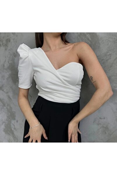 defiletekstil بلوزة كريب بكتف واحد بأكمام الأميرة