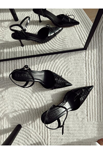 labor Selection حذاء بكعب قصير من الجلد اللامع مع تفاصيل دانتيل