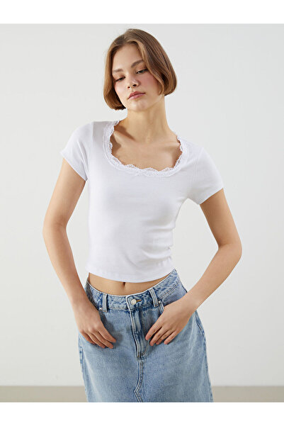 LC Waikiki Λευκό κομμένο μπλουζάκι με λαιμόκοψη σε σχήμα U και λεπτομέρεια απ...