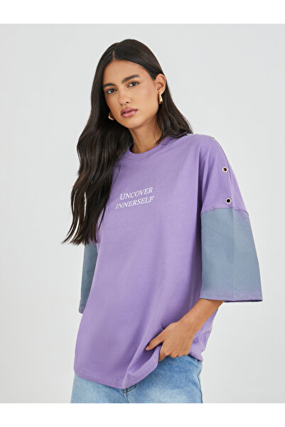 Styli تي شيرت كبير الحجم بكتف مبالغ فيه ومُزين برسومات رش مع تفاصيل فتحات صغيرة