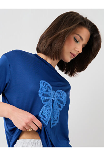 Styli تي شيرت مزخرف بأكمام قصيرة وقصة عادية