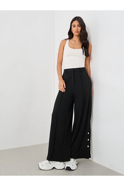 Styli Solid Pin Tuck Detail Wide Leg Pants with Side Seam Buttons