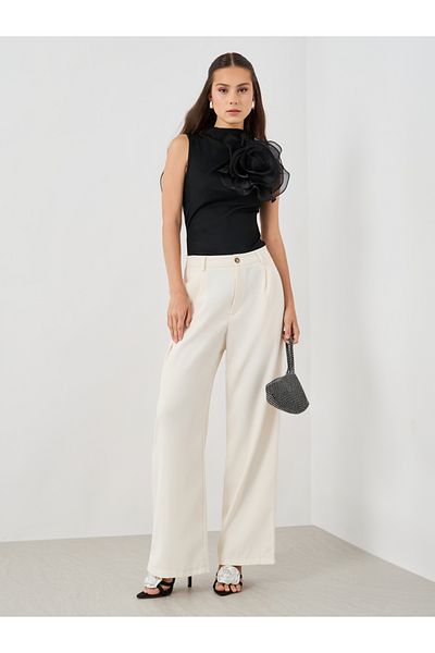 Styli Women Off White Solid Wide Leg Pants with Belt Loops