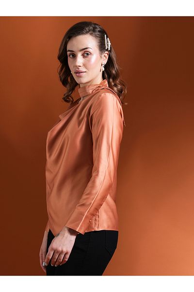 Globus By Styli بلوزة من الساتان الصلب بفتحة رقبة واسعة